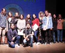 Na presença dos pais e responsáveis, 240 estudantes tomaram posse, nesta quarta-feira (10), no Conselho de Representantes de Turmas do Colégio Estadual do Paraná. Neste ano, eles ocuparão os cargos de representantes e vice-representantes das 120 turmas do Ensino Fundamental, Médio, Médio Integrado e Técnico Profissional do Colégio.