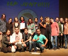 Na presença dos pais e responsáveis, 240 estudantes tomaram posse, nesta quarta-feira (10), no Conselho de Representantes de Turmas do Colégio Estadual do Paraná. Neste ano, eles ocuparão os cargos de representantes e vice-representantes das 120 turmas do Ensino Fundamental, Médio, Médio Integrado e Técnico Profissional do Colégio.