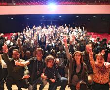 Na presença dos pais e responsáveis, 240 estudantes tomaram posse, nesta quarta-feira (10), no Conselho de Representantes de Turmas do Colégio Estadual do Paraná. Neste ano, eles ocuparão os cargos de representantes e vice-representantes das 120 turmas do Ensino Fundamental, Médio, Médio Integrado e Técnico Profissional do Colégio.