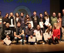 Na presença dos pais e responsáveis, 240 estudantes tomaram posse, nesta quarta-feira (10), no Conselho de Representantes de Turmas do Colégio Estadual do Paraná. Neste ano, eles ocuparão os cargos de representantes e vice-representantes das 120 turmas do Ensino Fundamental, Médio, Médio Integrado e Técnico Profissional do Colégio.