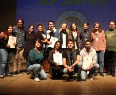 Na presença dos pais e responsáveis, 240 estudantes tomaram posse, nesta quarta-feira (10), no Conselho de Representantes de Turmas do Colégio Estadual do Paraná. Neste ano, eles ocuparão os cargos de representantes e vice-representantes das 120 turmas do Ensino Fundamental, Médio, Médio Integrado e Técnico Profissional do Colégio.