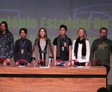 Na presença dos pais e responsáveis, 240 estudantes tomaram posse, nesta quarta-feira (10), no Conselho de Representantes de Turmas do Colégio Estadual do Paraná. Neste ano, eles ocuparão os cargos de representantes e vice-representantes das 120 turmas do Ensino Fundamental, Médio, Médio Integrado e Técnico Profissional do Colégio.