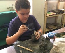 A arte de manipular o barro, a queima para transformar em cerâmica e as pinturas para finalizar os trabalhos são técnicas ainda ensinadas em aulas práticas do Modulado Modelagem em Argila, ofertado pela Escolinha de Arte do Colégio Estadual do Paraná (CEP).