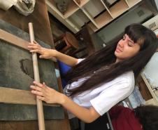 A arte de manipular o barro, a queima para transformar em cerâmica e as pinturas para finalizar os trabalhos são técnicas ainda ensinadas em aulas práticas do Modulado Modelagem em Argila, ofertado pela Escolinha de Arte do Colégio Estadual do Paraná (CEP).