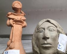 A arte de manipular o barro, a queima para transformar em cerâmica e as pinturas para finalizar os trabalhos são técnicas ainda ensinadas em aulas práticas do Modulado Modelagem em Argila, ofertado pela Escolinha de Arte do Colégio Estadual do Paraná (CEP).