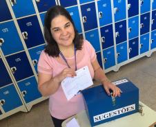 Professora Denise Adriane Regis, assessora da direção geral e responsável pela ação com as caixas de sugestões.
