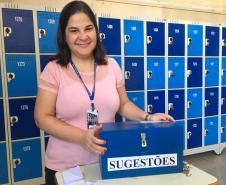 Professora Denise Adriane Regis, assessora da direção geral e responsável pela ação com as caixas de sugestões.
