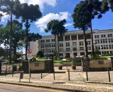 Para mais tranquilidade dos pais e responsáveis, o Colégio Estadual do Paraná (CEP) passou a contar com uma área exclusiva para embarque e desembarque dos estudantes, no acesso principal do Colégio pela Avenida João Gualberto no Alto da Glória. 