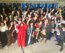 Reis e rainhas, príncipes e princesas, magos e cavaleiros, camponeses e camponesas, além de operários e outros personagens característicos de períodos diferentes da História da humanidade, puderam ser encontrados nos corredores do Colégio Estadual do Paraná (CEP)