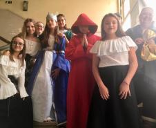 Reis e rainhas, príncipes e princesas, magos e cavaleiros, camponeses e camponesas, além de operários e outros personagens característicos de períodos diferentes da História da humanidade, puderam ser encontrados nos corredores do Colégio Estadual do Paraná (CEP)