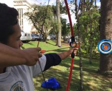 Seja disputando a bola na rede durante uma partida de vôlei ou empunhando um arco e flecha (modelo ventosa) para acertar o alvo colocado a alguns metros de distância, os estudantes do Colégio Estadual do Paraná (CEP) brincam e se divertem durante as aulas práticas de Educação Física
