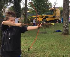 Seja disputando a bola na rede durante uma partida de vôlei ou empunhando um arco e flecha (modelo ventosa) para acertar o alvo colocado a alguns metros de distância, os estudantes do Colégio Estadual do Paraná (CEP) brincam e se divertem durante as aulas práticas de Educação Física