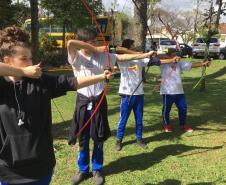 Seja disputando a bola na rede durante uma partida de vôlei ou empunhando um arco e flecha (modelo ventosa) para acertar o alvo colocado a alguns metros de distância, os estudantes do Colégio Estadual do Paraná (CEP) brincam e se divertem durante as aulas práticas de Educação Física