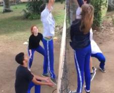 Seja disputando a bola na rede durante uma partida de vôlei ou empunhando um arco e flecha (modelo ventosa) para acertar o alvo colocado a alguns metros de distância, os estudantes do Colégio Estadual do Paraná (CEP) brincam e se divertem durante as aulas práticas de Educação Física