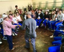 A cena apresentada no CEP-CEP é baseada no conto da escritora nordestina Maria Valéria Rezende. Após a performance, os artistas e sua equipe de produção conversaram com os estudantes sobre literatura, teatro e o papel social do artista.