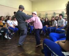A cena apresentada no CEP-CEP é baseada no conto da escritora nordestina Maria Valéria Rezende. Após a performance, os artistas e sua equipe de produção conversaram com os estudantes sobre literatura, teatro e o papel social do artista.