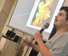 Na manhã desta segunda-feira (13), os estudantes conversaram com Yuri Riesemberg no hall de entrada do Colégio, onde ele falou sobre videodança e produções para o cinema.
