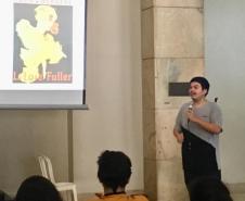 Na manhã desta segunda-feira (13), os estudantes conversaram com Yuri Riesemberg no hall de entrada do Colégio, onde ele falou sobre videodança e produções para o cinema.