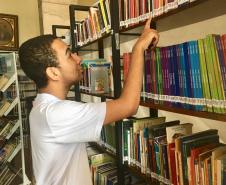 O acervo é composto por cerca de 26 mil exemplares, com aproximadamente 12 mil títulos, que podem ser consultados por qualquer membro da comunidade estudantil do Colégio.