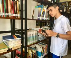 O acervo é composto por cerca de 26 mil exemplares, com aproximadamente 12 mil títulos, que podem ser consultados por qualquer membro da comunidade estudantil do Colégio.