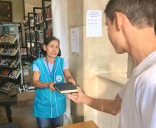 O acervo é composto por cerca de 26 mil exemplares, com aproximadamente 12 mil títulos, que podem ser consultados por qualquer membro da comunidade estudantil do Colégio.