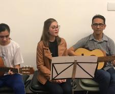 O evento também contou com a presença do professor Jonas Nascimento (violão) e estudantres da Escolinha de Arte.