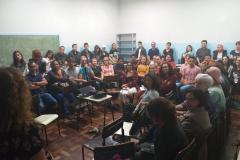 O encontro, promovido no CEP-Zacarias, contou com a presença da professora Stela Fischer, que compartilhou com os estudantes os conhecimentos sobre o seu trabalho intitulado: Estudos de gênero e decoloniais na formação do/da artista.
