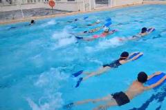 estudantes praticando natação na piscina do CEP