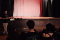 imagens do ministrante da palestra e dos estudantes, em atividade no auditório