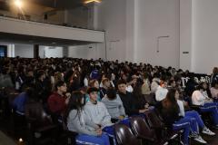reunião com estudantes orientando sobre o Pisa OCDE