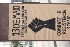 Estudantes produzem mega cartaz com palavras de luta e resistência negra