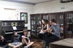 Estrela Leminski e Téo Ruiz cantam para turma do ensino médio noturno