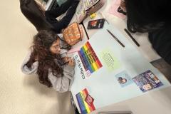 Estudantes produzindo cartazes com mensagens em espanhol em defesa da diversidade