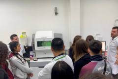 Estudantes em laboratório de prótese odontológica