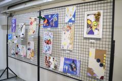 Trabalhos artísticos de estudantes, em exposição