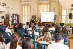 Karin Maceno faz palestra sobre anatomia dental