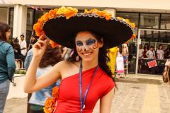 Estudantes no evento Día de los Muertos