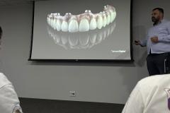 Estudantes em visita técnica a empresa de prótese dentária