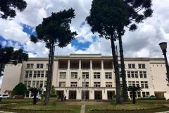 O Colégio Estadual do Paraná (CEP) abre, na próxima segunda-feira (24), as inscrições para 385 vagas aos cursos técnicos profissionalizantes ofertados na modalidade subsequente (para quem já concluiu o Ensino Médio). A inscrição vai até quarta-feira (26) e deve ser realizada na Secretaria do Colégio,