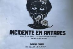De terça (25) a sexta-feira (28), os estudantes do 2° ano do curso técnico em Teatro do Colégio Estadual do Paraná (CEP), que formam a Companhia Construcena, se apresentam com o espetáculo “Incidente em Antares”, com direção de Sílvia Contursi e Hélio de Aquino.