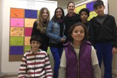 O uso das novas tecnologias foi o tema escolhido nas aulas de Língua Espanhola para promover o debate e a reflexão entre os alunos e alunas do 7° ano do Ensino Fundamental do Colégio Estadual do Paraná. Os estudantes concluíram suas atividades com a apresentação de suas ideias colocadas em cartazes, que foram fixados em murais disponibilizados no corredor do Colégio do prédio central (CEP-CEP).