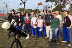 A equipe de estudantes e professores membros do Clube de Ciências Espaciais do Colégio Estadual do Paraná (CEP) foram, nesta terça-feira (2), ao bairro Alto da XV, em Curitiba, para acompanhar e registrar o Eclipse do Sol, um fenômeno raro que só poderá ser visto novamente da capital paranaense em 2045. 