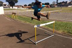 A estudante Ana Carolina Camilo da Silva derrotou 27 concorrentes e se tornou campeã paranaense de Tetratlo, atividade esportiva composta por quatro modalidades do atletismo: Corrida com barreiras; Corrida em pista rasa; Arremesso de peso; e Salto em distância. A atleta faz parte da equipe feminina de Atletismo do Colégio Estadual do Paraná (CEP).