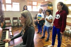 Estudantes do Curso Técnico em Teatro participam de aula de ensaio com a professora Aline Petry e professor Hermes Drechsel no piano.