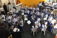 A Banda Sinfônica Bento Mossurunga do Colégio Estadual do Paraná (CEP) se apresentou no evento que reuniu, na capital catarinense, diversos músicos, maestros e instrumentistas, além de outros profissionais ligados à música. O grupo que forma a banda que neste ano completou 60 anos foi conduzido pelo maestro Alessandro Gomes.