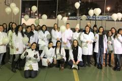 Os balões brancos que subiram ao céu na noite desta segunda-feira (19) foram uma forma singela que os alunos e alunas do Curso Técnico em Saúde Bucal do Colégio Estadual do Paraná encontraram para homenagear a colega de curso Daine Fitz Desplanches Bomfim, 21 anos. 