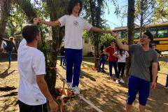 Estudantes do Colégio Estadual do Paraná (CEP) estão experimentando o slackline nas aulas curriculares de Educação Física. A missão é andar sobre uma fita esticada, suspensa do solo em aproximadamente um metro de altura, permitindo assim que o aluno e aluna pisem firme para avançar de um lado para outro sem cair e até possibilitar a execução de algumas acrobacias. 