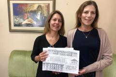 O prédio histórico do Colégio Estadual do Paraná, fundado em 1950, está em destaque no livro “A Arquitetura das Escolas Públicas do Paraná (1853-1955), da arquiteta e pesquisadora Elizabeth Amorim de Castro. Dois exemplares da edição foram repassados, nesta sexta-feira (20), para a Diretora Geral do CEP, Tânia Maria Acco, que fará a inclusão dos originais no acervo da Biblioteca do CEP.