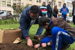O plantio das mudas nas escolas faz parte do programa “Paraná Mais Verde”, que prevê à distribuição de cerca de 500 mil mudas de árvores, de pequeno e médio porte, para rearborização de diversos espaços públicos no Paraná. Além do plantio realizado nas escolas, o Programa também faz a distribuição das plantas para todos os estudantes matriculados em cursos das instituições da Rede Estadual de Ensino.