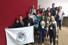 Com a bandeira do CEP nas mãos, em Brasília, no Parlamento Jovem Brasileiro 2019.